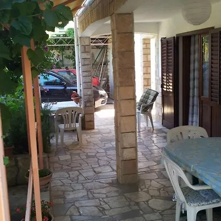 Appartement With Parking Space Rukavac, - 13337 Vis