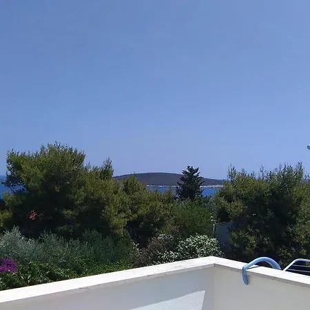 Appartement With Parking Space Rukavac, - 13337 Vis